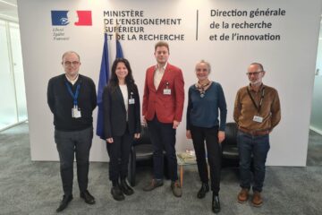 LJZA un Francijas Ausgtākās izglītības ministrijas pārstāvju kopbilde pie ministrijas foto sienas