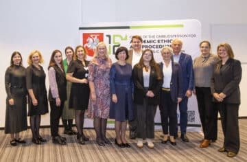 Ētikas konferences lektoru un pārstāvju kopbilde