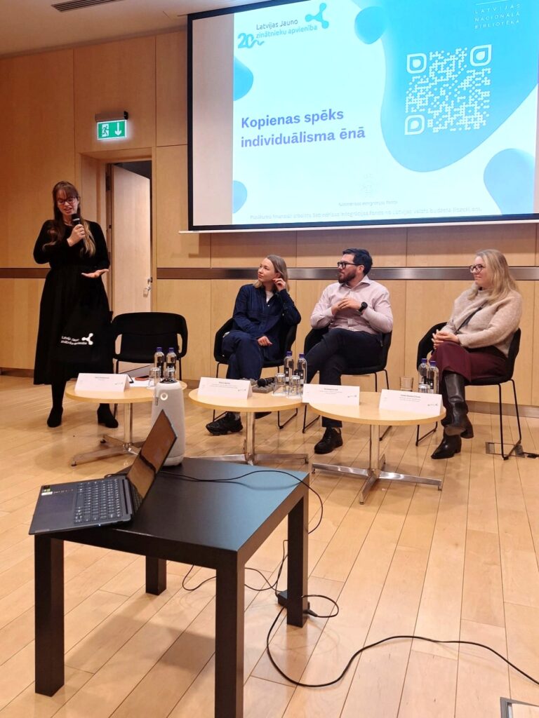 Aina Semjonova moderē diskusiju par kopienu un remigrāciju Latvijas Nacionālajā bibliotēkā.