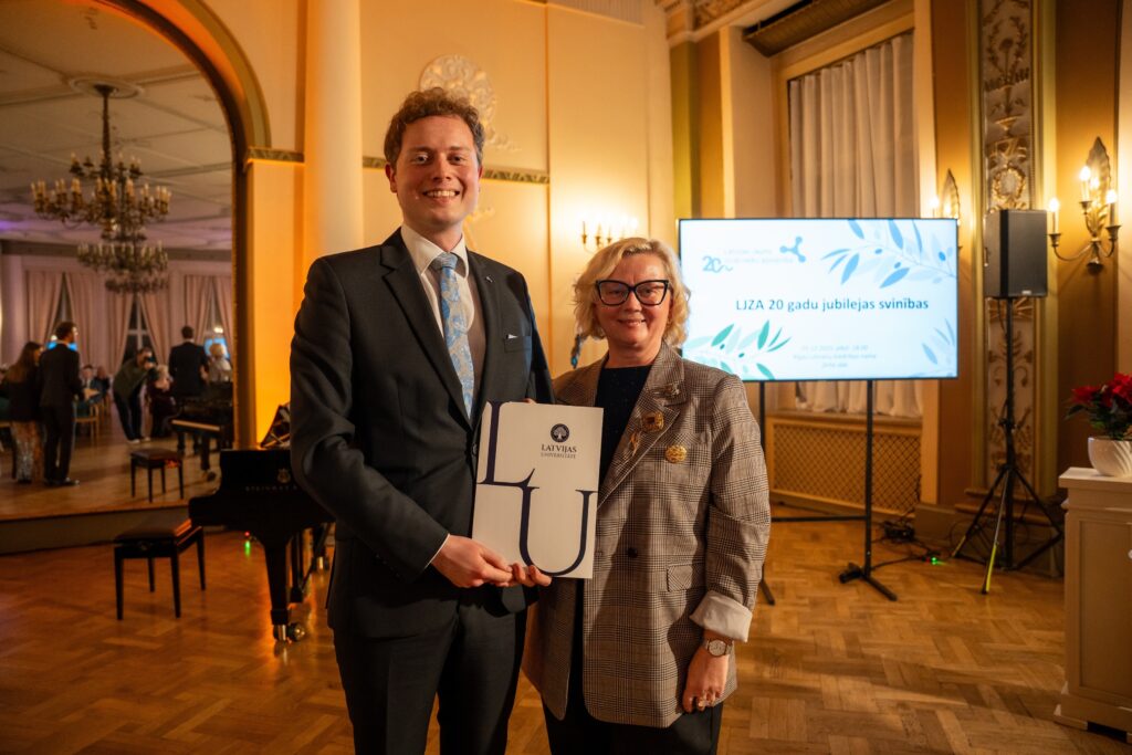 LU doktorantūras skolas vedītāja Zanda Rubene pasniedz atzinības rakstu LJZA valdes priekšsēdētājam Oskaram Teikmanim