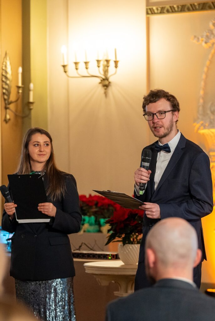 Laura Ansone un Mārtiņš Pričins kā vakara vadītāji LJZA 20 gadu jubilejas pasākumā Rīgas Latviešu biedrības nama Zelta zālē.