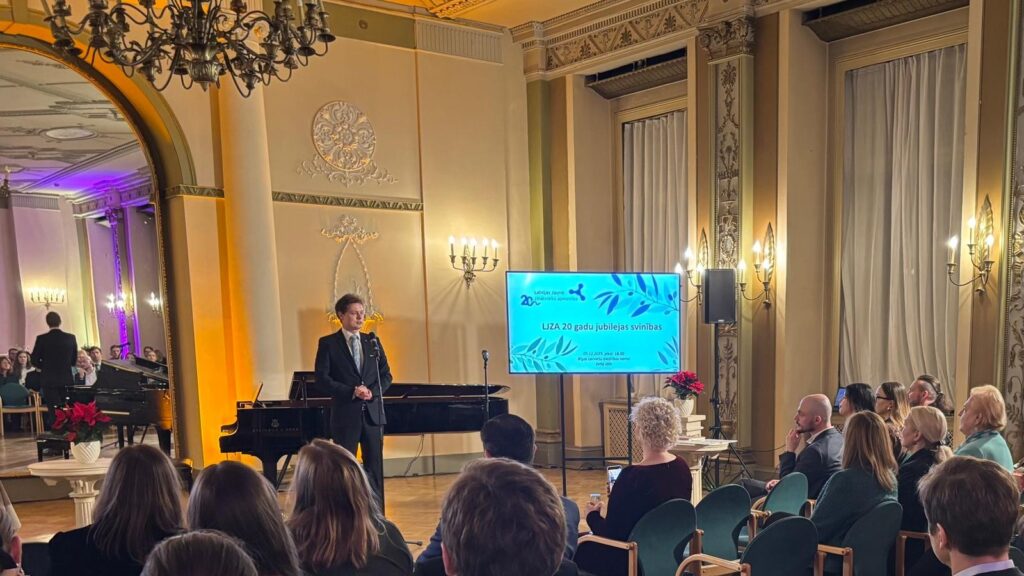 LJZA valdes priekšsēdētājs Oskars Teikmanis saka runu LJZA 20 gadu jubilejas svinīgajā pasākumā.