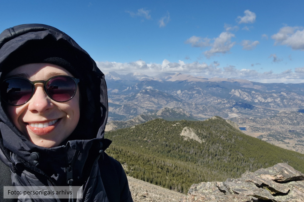 Pašbilde uz kalnu ainavas