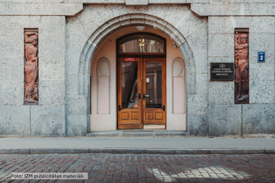 Izglītības un zinātnes ministrijas ieejas durvis