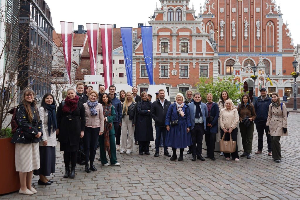 NBM2026 dalībnieku kopbilde Rātslaukumā